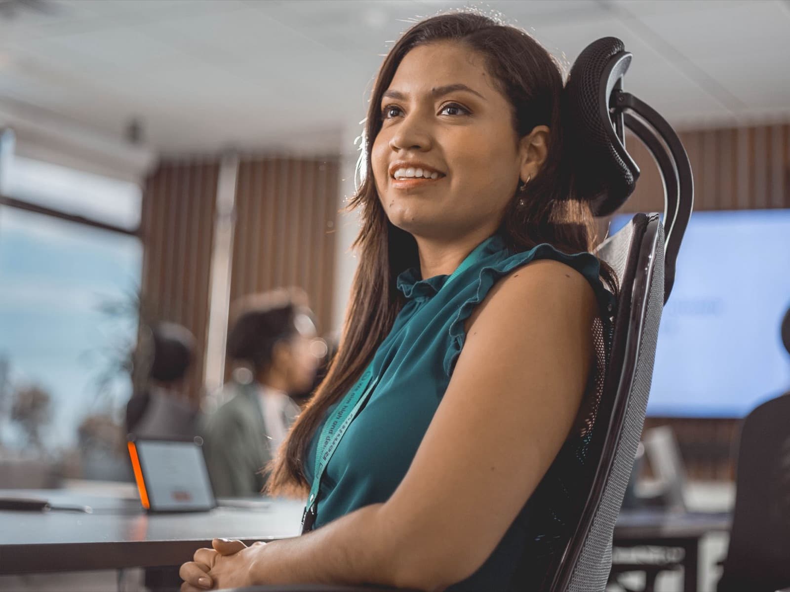 Docente sonriendo mientras participa en una sesión de formación virtual